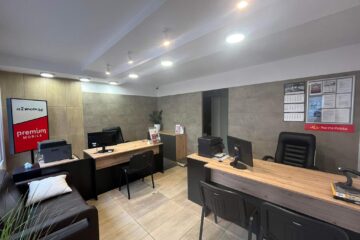 Widok wnętrza biura. Na zdjęciu stoją dwa biurka, sprzęt i krzesła.