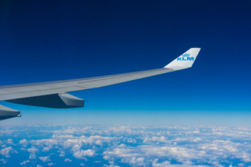 Samolot leci na tle błękitnego nieba